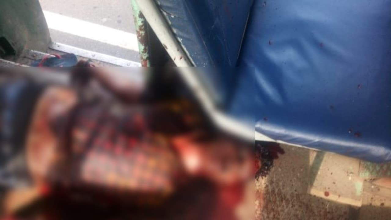 ஓடும் பேருந்தை நிறுத்தி பிரபல ரவுடி வெட்டிக் கொலை! மதுரையில் பரபரப்பு! ஓடும் பேருந்தை நிறுத்தி பிரபல ரவுடி வெட்டிக் கொலை! மதுரையில் பரபரப்பு!