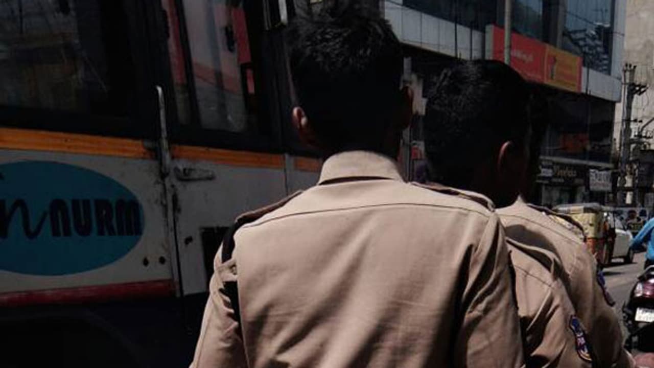 పోలీసు బండ్లకు ట్రాఫిక్ పాయింట్లు లేవా? పోలీసు బండ్లకు ట్రాఫిక్ పాయింట్లు లేవా?