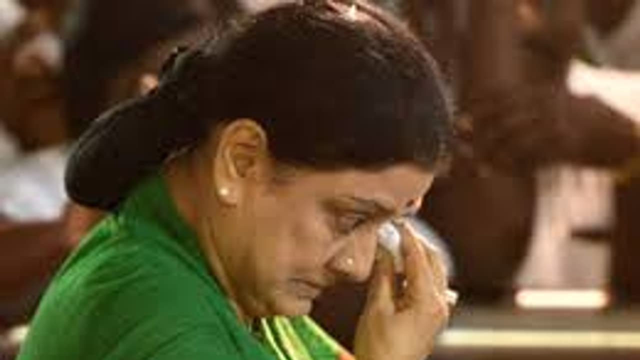 మళ్లీ వస్తున్నా.. చిన్నమ్మ హింట్.. ‘ఆస్కార్ వస్తుందేమో కానీ.. పార్టీలో ప్లేస్ రాదు’