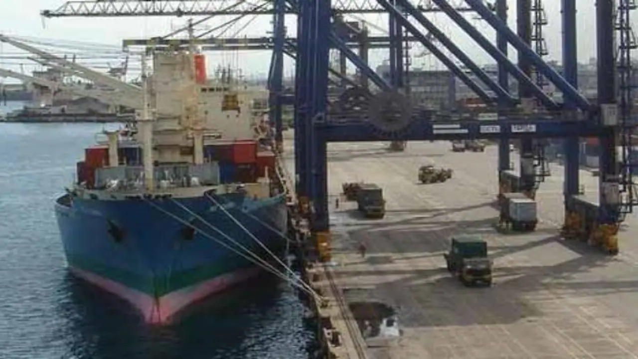 சென்னை துறைமுகத்திற்கு வரும் லாரிகளுக்கு அதிரடி தடை சென்னை துறைமுகத்திற்கு வரும் லாரிகளுக்கு அதிரடி தடை