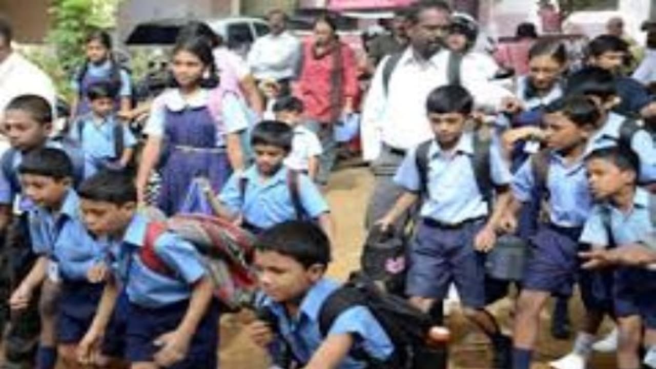 ஜமாய்ங்க மாணவி மாணவிகளே …. பொங்கலுக்கு வரும் வெள்ளிக் கிழமையில் இருந்தே லீவுதான் !! ஜமாய்ங்க மாணவி மாணவிகளே …. பொங்கலுக்கு வரும் வெள்ளிக் கிழமையில் இருந்தே லீவுதான் !!