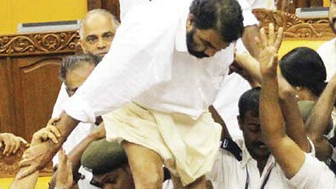 നിയമസഭ കയ്യാങ്കളി കേസ്: പൊതുതാൽപര്യ ഹർജി തള്ളി നിയമസഭ കയ്യാങ്കളി കേസ്: പൊതുതാൽപര്യ ഹർജി തള്ളി