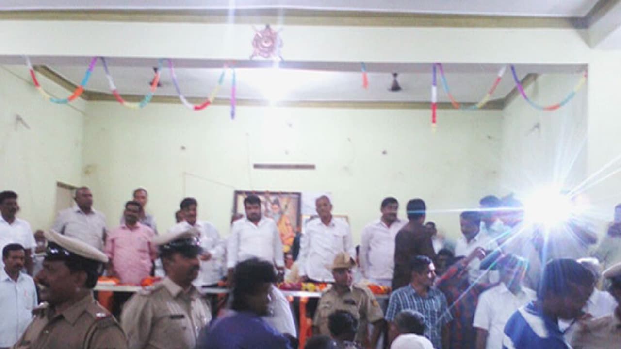 ಸಚಿವರ ಎದುರಲ್ಲೇ ರೈತನಿಗೆ ಕಪಾಳಮೋಕ್ಷ ಮಾಡಿದ ಸರ್ಕಲ್ ಇನ್ಸ್'ಪೆಕ್ಟರ್ ಸಚಿವರ ಎದುರಲ್ಲೇ ರೈತನಿಗೆ ಕಪಾಳಮೋಕ್ಷ ಮಾಡಿದ ಸರ್ಕಲ್ ಇನ್ಸ್'ಪೆಕ್ಟರ್