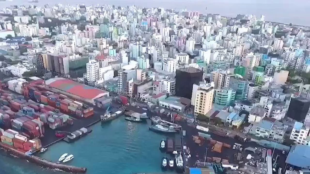 మాల్దీవుల్లో హైదరాబాద్ విద్యార్థుల అవస్థలు మాల్దీవుల్లో హైదరాబాద్ విద్యార్థుల అవస్థలు