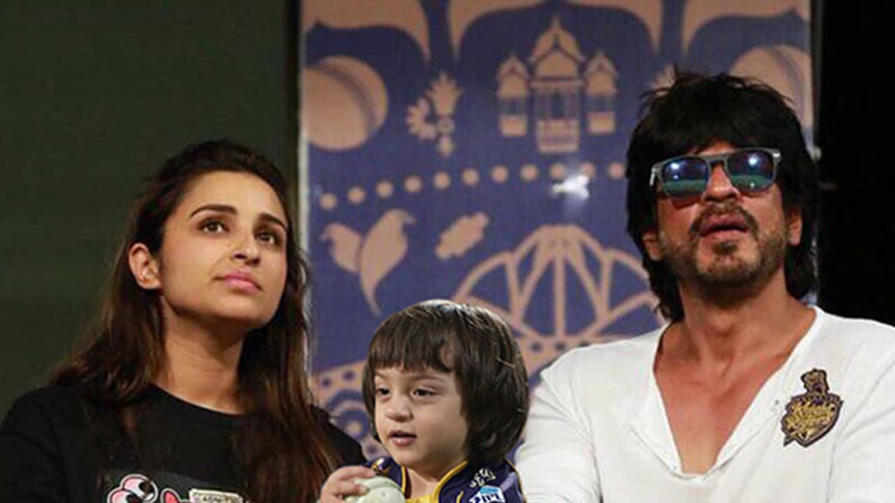 Video: SRK, Abram and Parineeti 'swordfight' at Eden Gardens Video: SRK, Abram and Parineeti 'swordfight' at Eden Gardens
