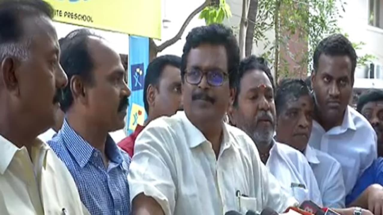 எங்க சைடுலருந்த ஒரு ஆள நீங்க இழுத்துட்டீங்கன்னா நானே உங்க அணிக்கு வந்துடுறேன்… இபிஎஸ்க்கு சவால்விட்ட தினா ஆதரவு எம்எல்ஏ!! எங்க சைடுலருந்த ஒரு ஆள நீங்க இழுத்துட்டீங்கன்னா நானே உங்க அணிக்கு வந்துடுறேன்… இபிஎஸ்க்கு சவால்விட்ட தினா ஆதரவு எம்எல்ஏ!!