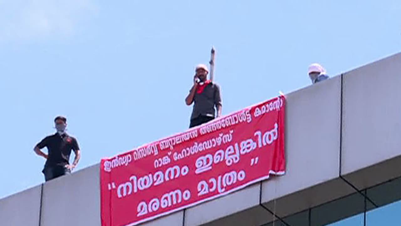 Kerala youth on commando test rank list end suicide stir Kerala youth on commando test rank list end suicide stir