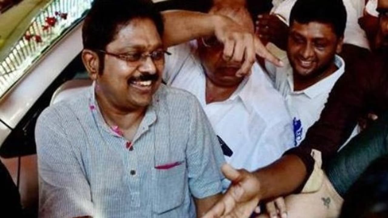 அடுத்தடுத்து ஓங்கும் தினாவின் கை...! தேர்தல் ஆணையத்திற்கு ’ஓகே’வான்னு கேட்கும் டெல்லி ஹைகோர்ட்...! அடுத்தடுத்து ஓங்கும் தினாவின் கை...! தேர்தல் ஆணையத்திற்கு ’ஓகே’வான்னு கேட்கும் டெல்லி ஹைகோர்ட்...!