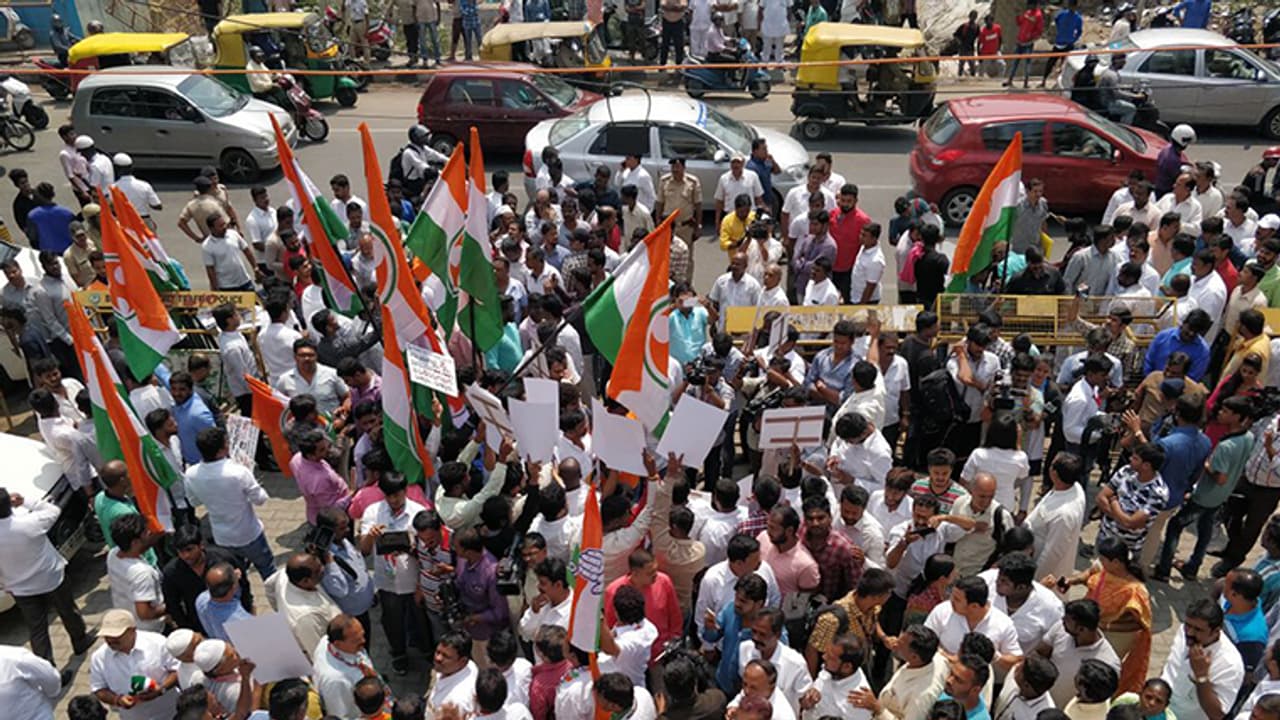 ಕಾಂಗ್ರೆಸ್ ಜನಾಶೀರ್ವಾದ ಯಾತ್ರೆ ವೇಳೆ ಉರಳಿ ಬಿದ್ದ ಕಟೌಟ್’ಗಳು ಕಾಂಗ್ರೆಸ್ ಜನಾಶೀರ್ವಾದ ಯಾತ್ರೆ ವೇಳೆ ಉರಳಿ ಬಿದ್ದ ಕಟೌಟ್’ಗಳು