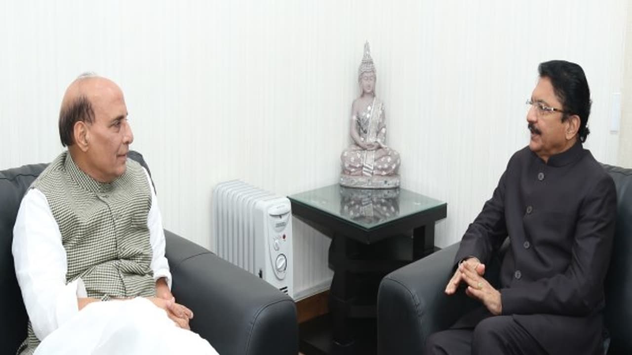 பதவிக்கு பங்கம் வந்திடுமோ..? மாறி மாறி கலந்தாலோசிக்கும் ஆளுநர்...! பதவிக்கு பங்கம் வந்திடுமோ..? மாறி மாறி கலந்தாலோசிக்கும் ஆளுநர்...!