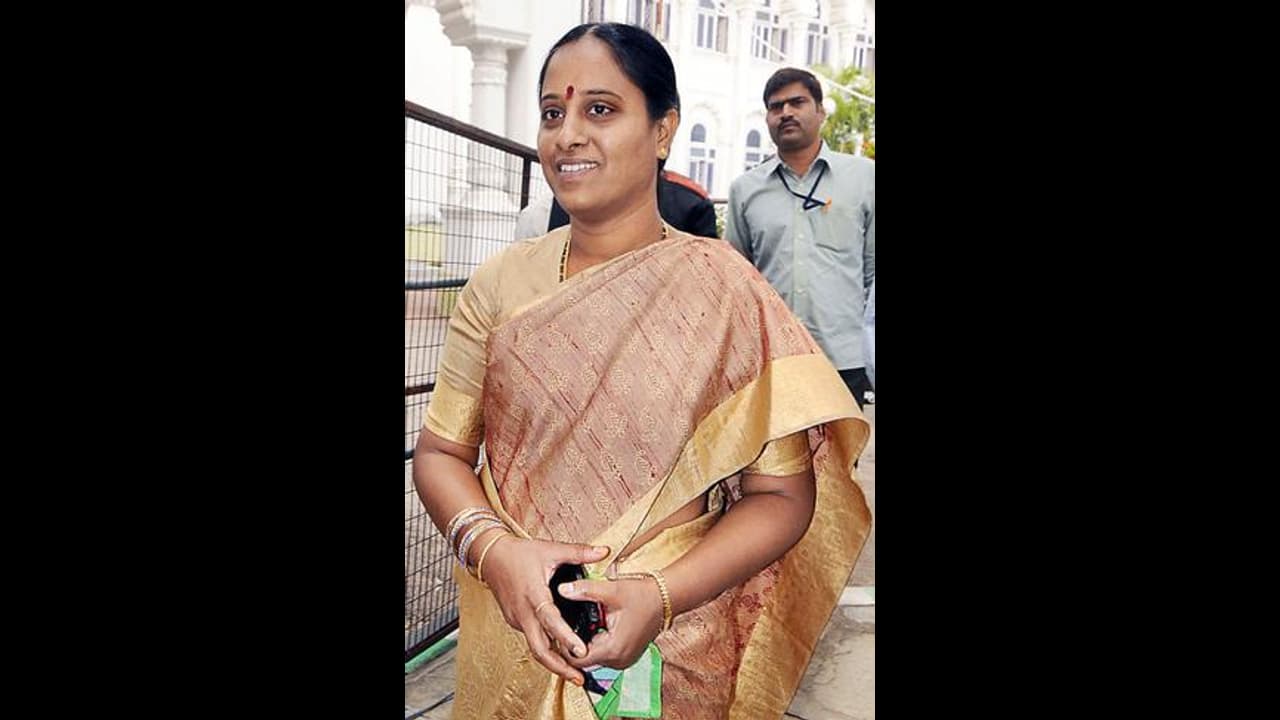 కల్వకుంట్ల వారి ఖజానా మొత్తం.. పర్సంటేజ్‌లు.. సెటిల్‌మెంట్ల సొమ్మే: కొండా సురేఖ