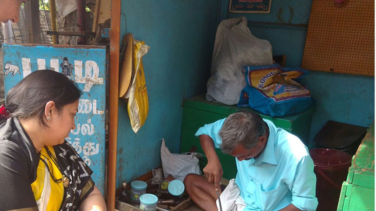 Watch: Smriti Irani pays cobbler ₹100 to repair slipper Watch: Smriti Irani pays cobbler ₹100 to repair slipper