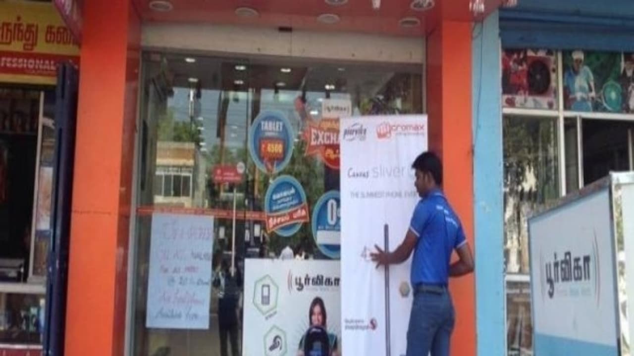 ஷோரூமிலிருந்து ஐ போனை திருடி ஓடிய இளைஞர்... பிடிக்க முயன்ற ஊழியருக்கு அரிவாள் வெட்டு...!! ஷோரூமிலிருந்து ஐ போனை திருடி ஓடிய இளைஞர்... பிடிக்க முயன்ற ஊழியருக்கு அரிவாள் வெட்டு...!!