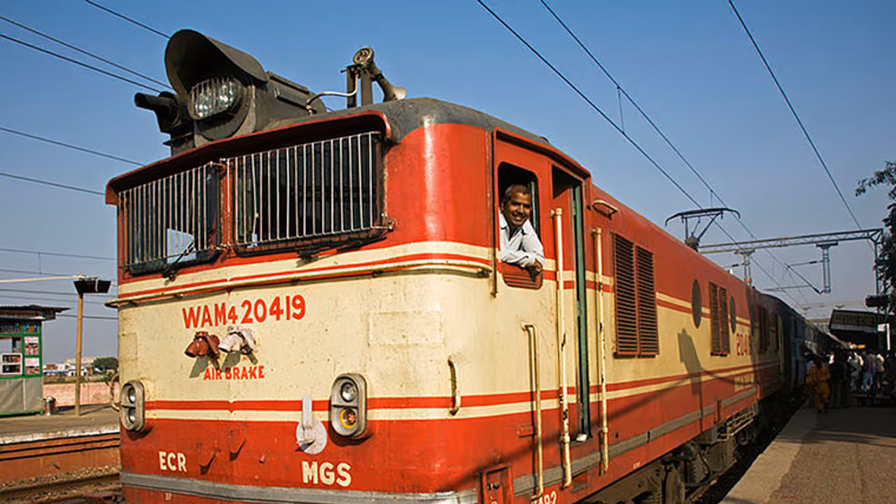 മൂന്നു ട്രെയിനുകള്‍ ഒരേ ട്രാക്കില്‍ വന്നു; ഒഴിവായത് വന്‍ദുരന്തം