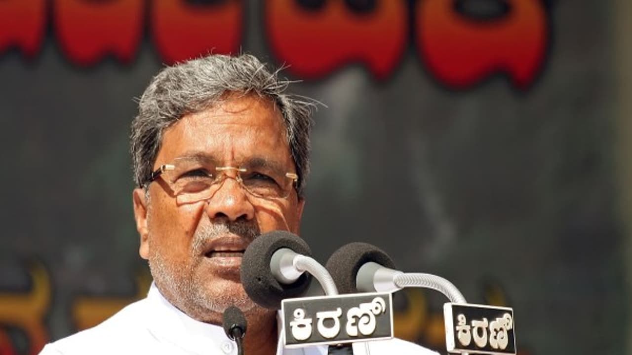 ಸಿದ್ದರಾಮಯ್ಯ ಭಾಷಣಕ್ಕೆ ಅಡ್ಡಿಪಡಿಸಿದ ಕಾರ್ಯಕರ್ತರು! ಸಿದ್ದರಾಮಯ್ಯ ಭಾಷಣಕ್ಕೆ ಅಡ್ಡಿಪಡಿಸಿದ ಕಾರ್ಯಕರ್ತರು!