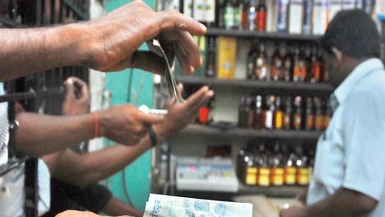 இந்த பொங்கலுக்கு ரூ.12 கோடி சாராயம் விற்கப்பட்டுள்ளது; போன வருடத்தை விட ரூ.57 இலட்சம் அதிகமாம்... இந்த பொங்கலுக்கு ரூ.12 கோடி சாராயம் விற்கப்பட்டுள்ளது; போன வருடத்தை விட ரூ.57 இலட்சம் அதிகமாம்...