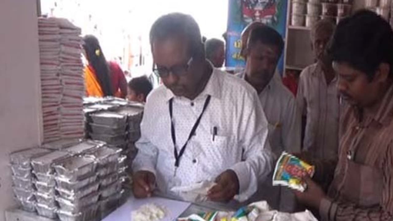 பிரசாதத்துக்கும் வருகிறது காலாவதி தேதி! கோயில்களுக்கு அறிவுறுத்தல்! பிரசாதத்துக்கும் வருகிறது காலாவதி தேதி! கோயில்களுக்கு அறிவுறுத்தல்!