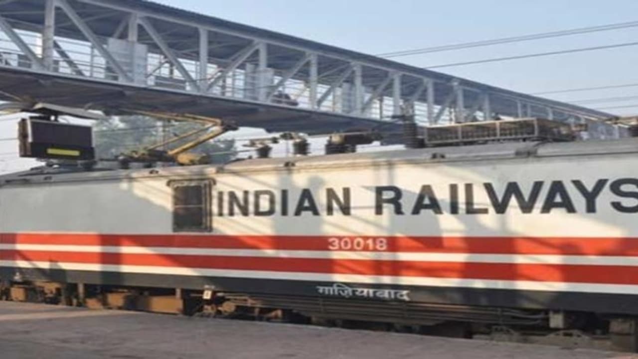 ரெயில்வேத் துறை தனியார்மயமா? மத்திய அமைச்சர் சுரேஷ் பிரபு பரபரப்பு பேட்டி