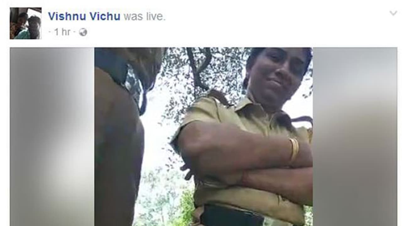 സദാചാര പൊലീസായെത്തിയ വനിതാ പൊലീസുകാര് ഫേസ്ബുക്ക് ലൈവില് പെട്ടു സദാചാര പൊലീസായെത്തിയ വനിതാ പൊലീസുകാര് ഫേസ്ബുക്ക് ലൈവില് പെട്ടു