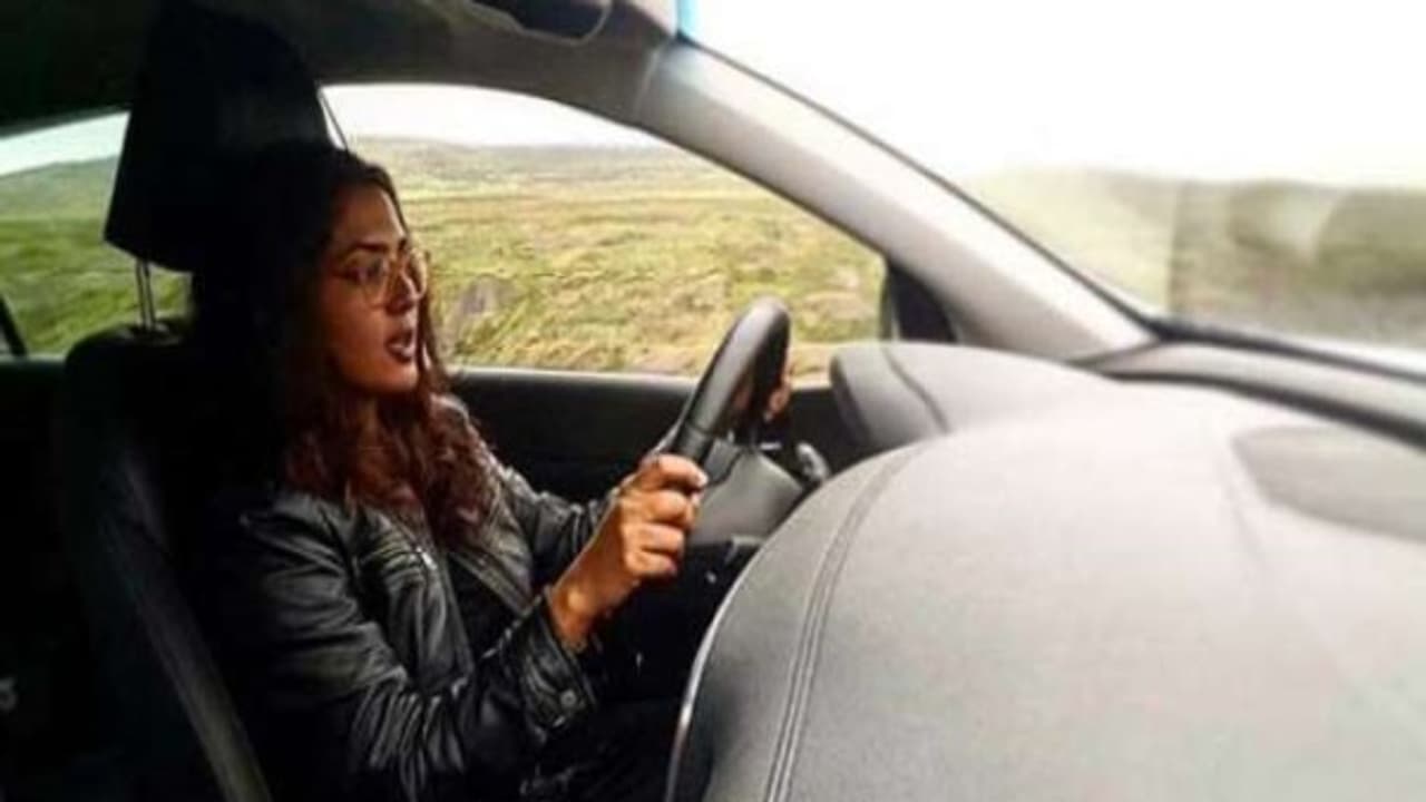 பிரபல நடிகை சென்ற கார் விபத்து..! ஆலப்புழாவில் போலீசார் தீவிர விசாரணை..! பிரபல நடிகை சென்ற கார் விபத்து..! ஆலப்புழாவில் போலீசார் தீவிர விசாரணை..!