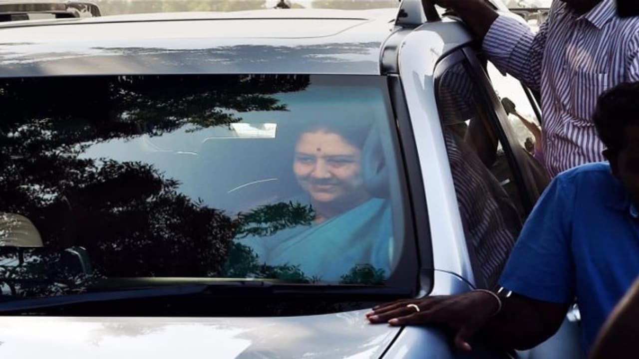 தமிழக மக்களுக்கு நான் அடிமை, ஆனால், அடக்குமுறைக்கு நான் என்றும் அடிபணியமாட்டேன்.. தெறிக்கவிட்ட சசிகலா. தமிழக மக்களுக்கு நான் அடிமை, ஆனால், அடக்குமுறைக்கு நான் என்றும் அடிபணியமாட்டேன்.. தெறிக்கவிட்ட சசிகலா.