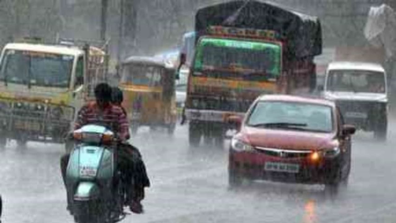 உதகை மற்றும் அதன் சுற்று வட்டாரங்களில் நல்ல மழை; குளிர் குறைந்து இதமான சூழ்நிலையால் மக்கள் மகிழ்ச்சி... உதகை மற்றும் அதன் சுற்று வட்டாரங்களில் நல்ல மழை; குளிர் குறைந்து இதமான சூழ்நிலையால் மக்கள் மகிழ்ச்சி...