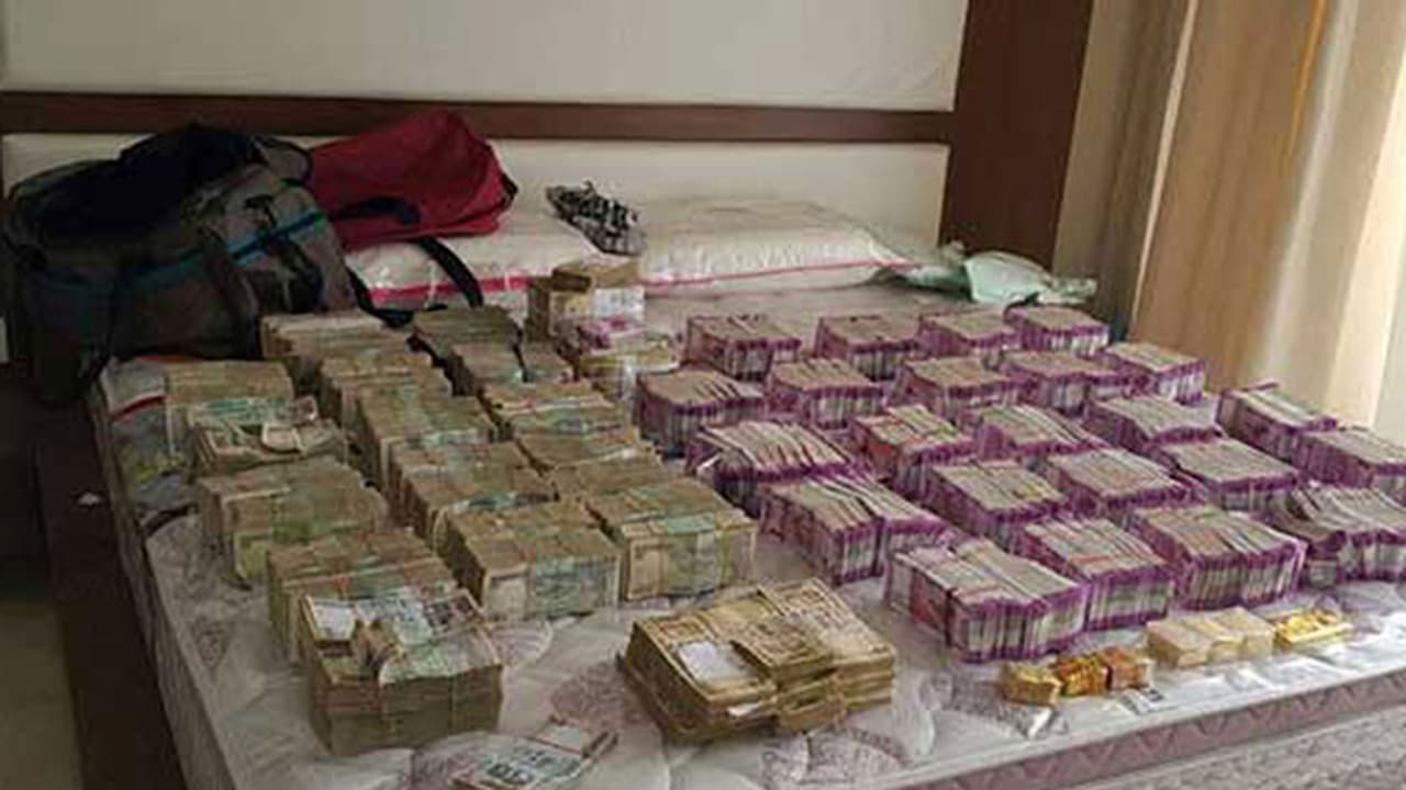 Karnataka CM’s aides caught with ₹4.5 crore new notes Karnataka CM’s aides caught with ₹4.5 crore new notes