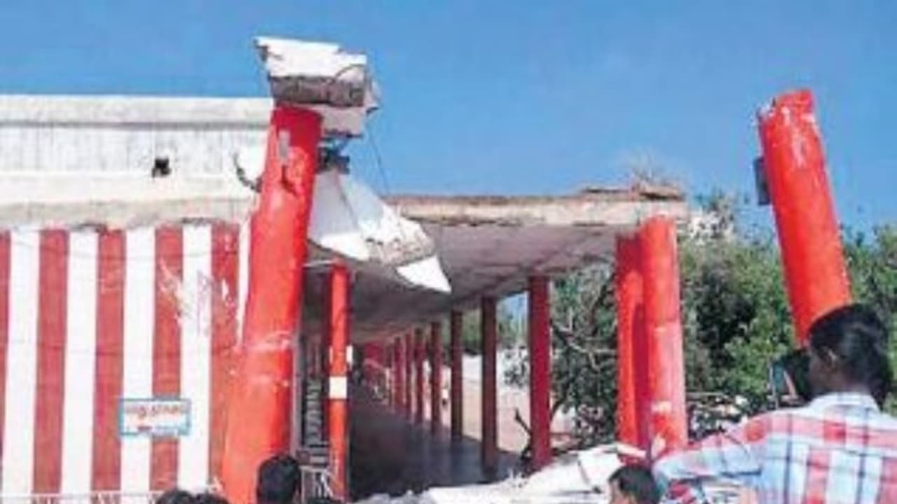 தொடரும் தி...தி...! திருச்செந்தூரை அடுத்து திருவண்ணாமலை...கோவில் சுவர்கள் இடிவதால் மக்கள் வேதனை...! தொடரும் தி...தி...! திருச்செந்தூரை அடுத்து திருவண்ணாமலை...கோவில் சுவர்கள் இடிவதால் மக்கள் வேதனை...!