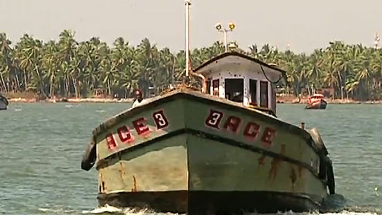 ഓഖി: കാണാതായ 10 പേരുമായി മൽസ്യബന്ധന ബോട്ട് കൊച്ചിയിലെത്തി ഓഖി: കാണാതായ 10 പേരുമായി മൽസ്യബന്ധന ബോട്ട് കൊച്ചിയിലെത്തി