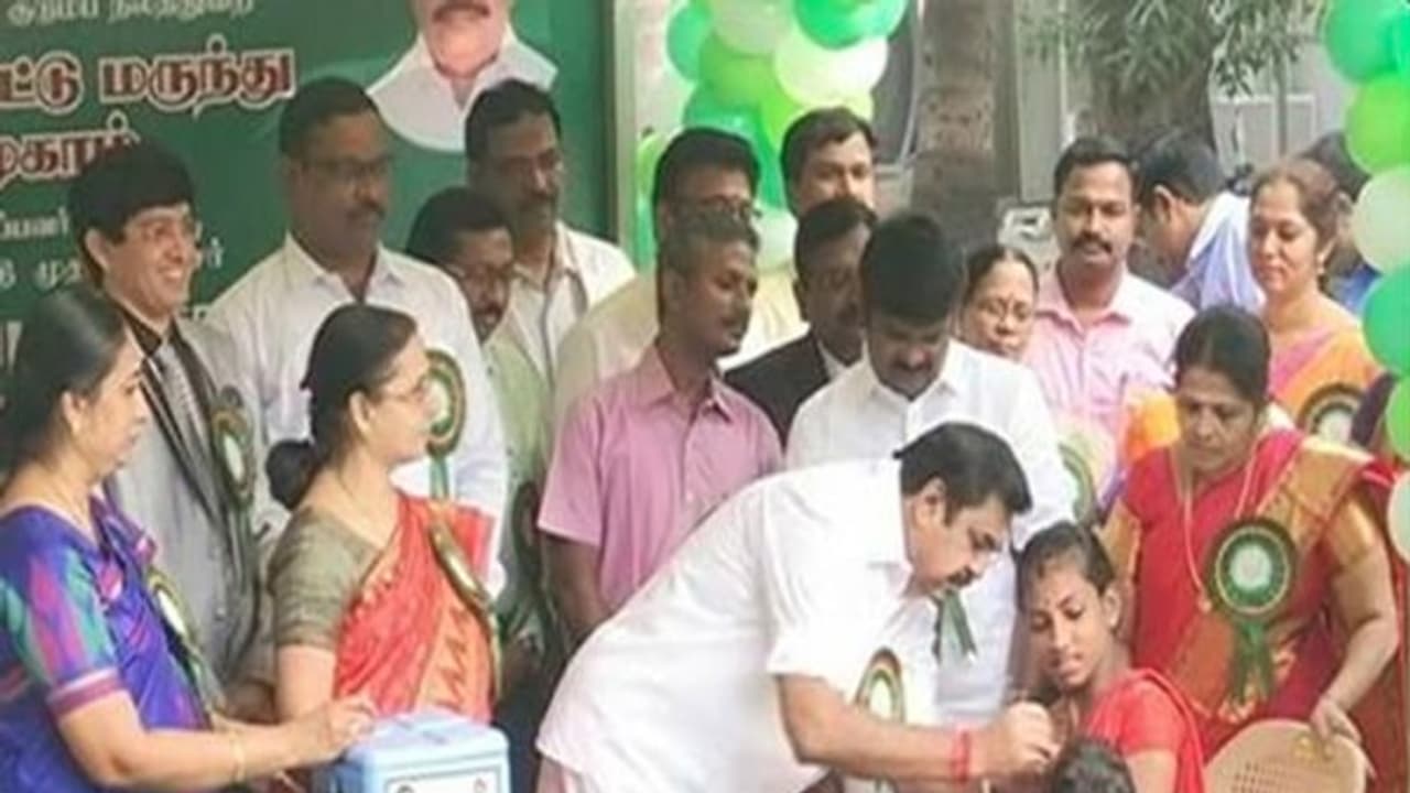 பொம்மை, சாக்லேட்டுடன் குழந்தைகளுக்கு சொட்டு மருந்து… இபிஎஸ் மகிழ்ச்சி !! பொம்மை, சாக்லேட்டுடன் குழந்தைகளுக்கு சொட்டு மருந்து… இபிஎஸ் மகிழ்ச்சி !!