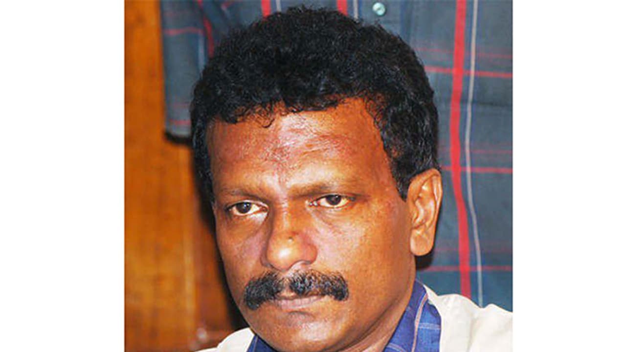 ചീഫ് സെക്രട്ടറിയുടേയും റവന്യൂ സെക്രട്ടറിയുടേയും കരണക്കുറ്റിക്കൊന്ന് കൊടുക്കാന് ഇവിടാരുമില്ലേ കെ.സുരേഷ് കുമാര് ചീഫ് സെക്രട്ടറിയുടേയും റവന്യൂ സെക്രട്ടറിയുടേയും കരണക്കുറ്റിക്കൊന്ന് കൊടുക്കാന് ഇവിടാരുമില്ലേ കെ.സുരേഷ് കുമാര്