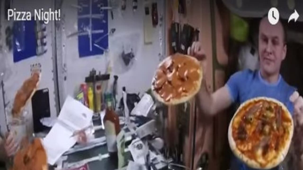 விண்வெளியில் மிதந்த பீட்சா..! யார் செய்த சேட்டை தெரியுமா..? வைரல் காட்சி... விண்வெளியில் மிதந்த பீட்சா..! யார் செய்த சேட்டை தெரியுமா..? வைரல் காட்சி...