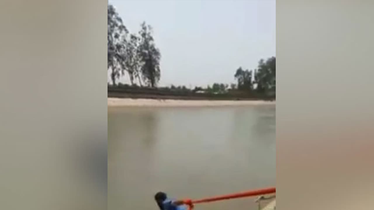 മുങ്ങിമരിക്കാറായ ഒരു സാധുജീവിയെ രക്ഷിക്കാന് തലപ്പാവൂരി ഇറങ്ങി, ആ സിഖ് യുവാവ് മുങ്ങിമരിക്കാറായ ഒരു സാധുജീവിയെ രക്ഷിക്കാന് തലപ്പാവൂരി ഇറങ്ങി, ആ സിഖ് യുവാവ്