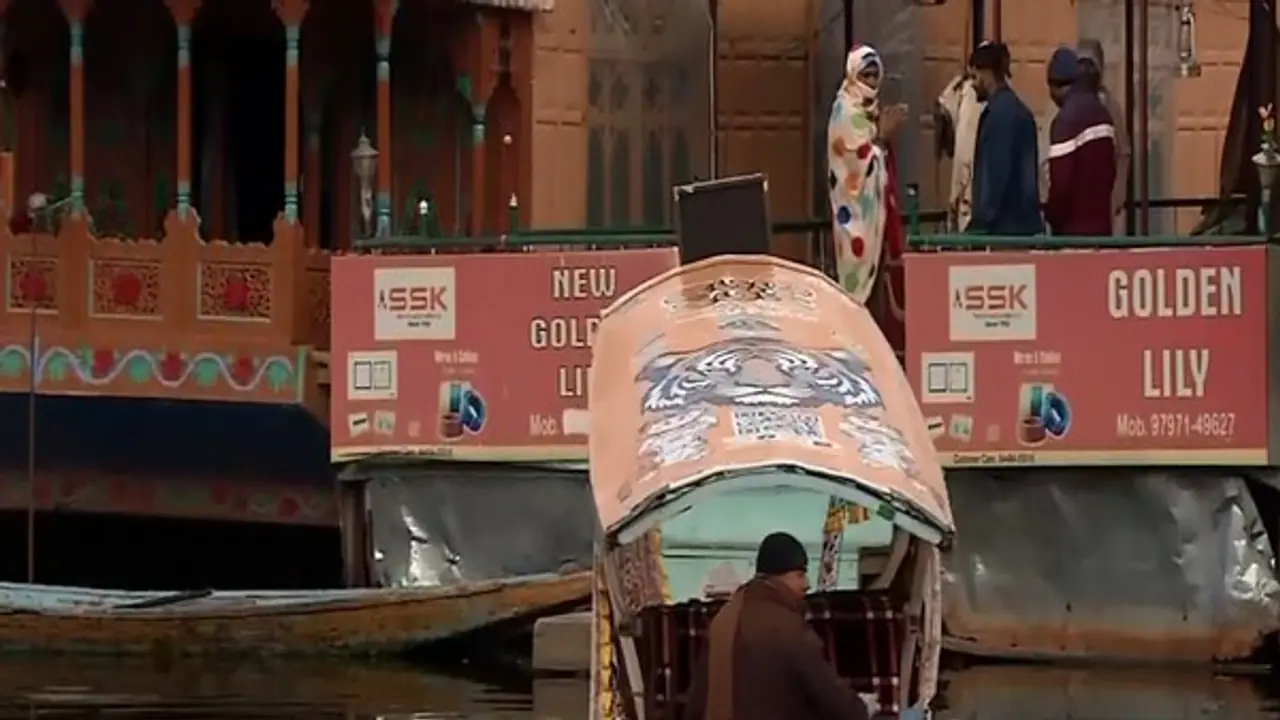 Winter chill grips Srinagar at 2 degrees Celsius; Tourists flock to enjoy snowy landscapes