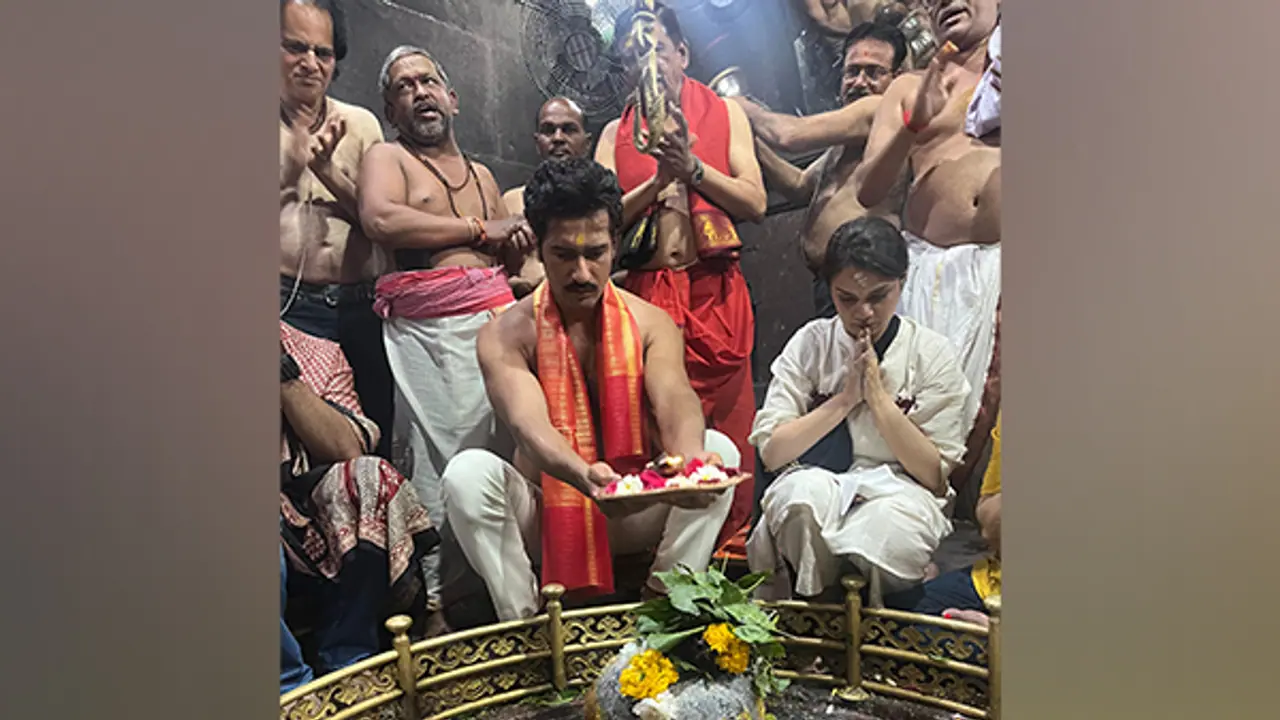 Vicky Kaushal pays visit to Grishneshwar Temple in Aurangabad, offers prayers