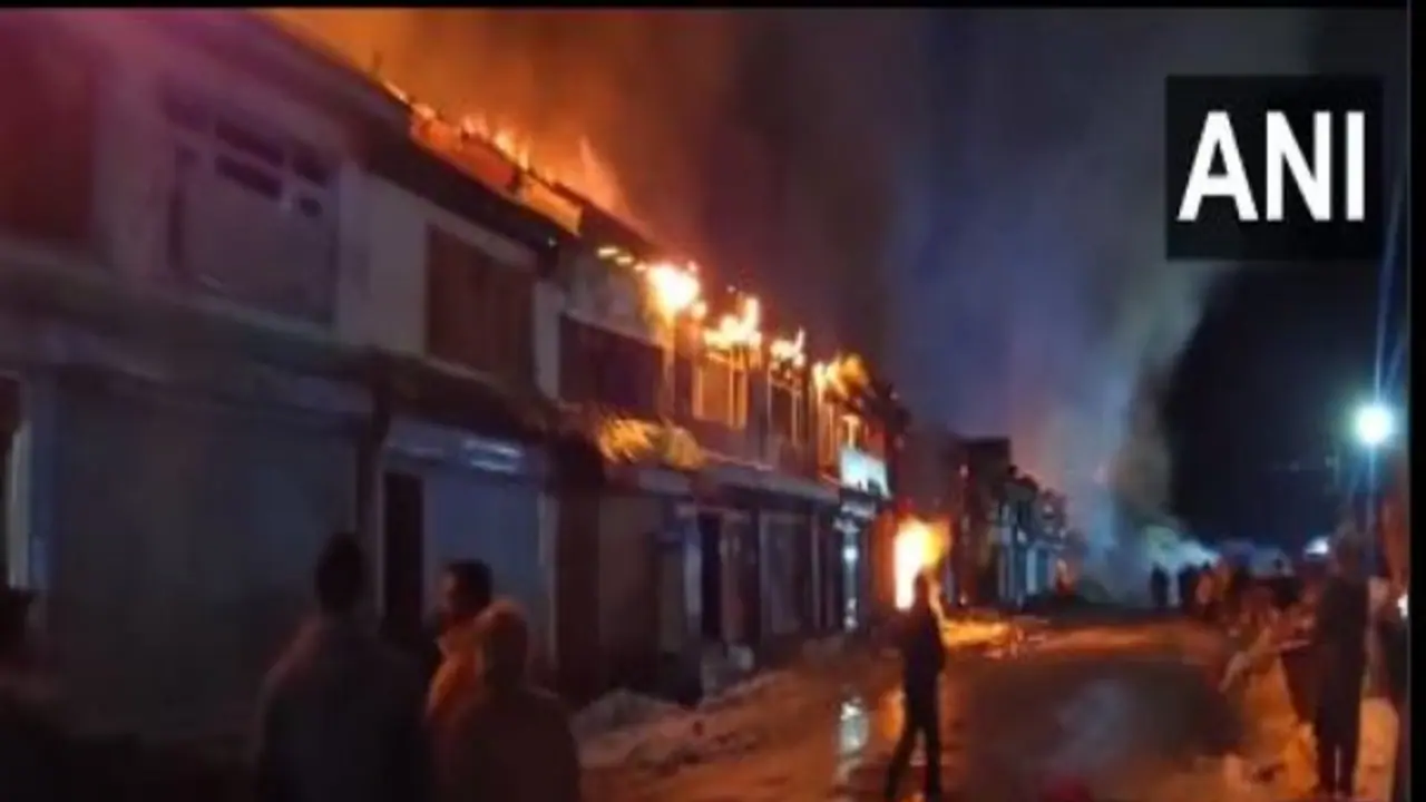 J&K: 40 50 shops affected after fire breaks out at a market in Sonamarg; WATCH dramatic videos