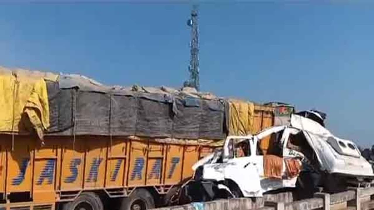 Seven Andhra Pradesh pilgrims returning from Maha Kumbh killed in truck mini bus collision in MP (WATCH)
