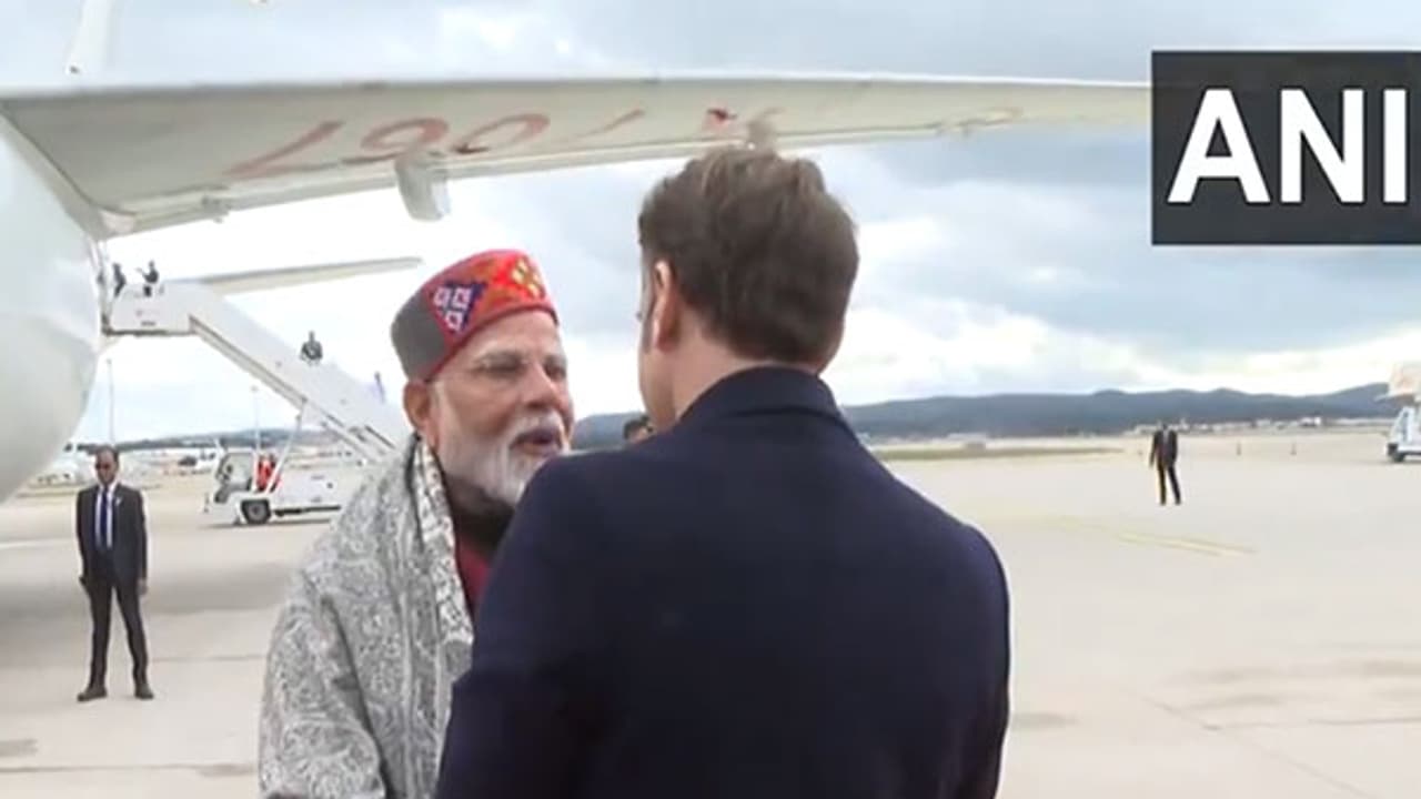 PM Modi heads to US after "productive visit" to France, President Macron sees him off at airport (WATCH) PM Modi heads to US after "productive visit" to France, President Macron sees him off at airport (WATCH)