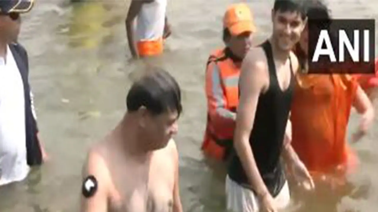 ప్రయాగరాజ్ కుంభమేళాకు అస్సాం సీఎం హిమంతు బిశ్వ శర్మ... త్రివేణి సంగమంలో పవిత్ర స్నానం