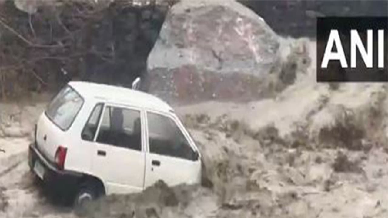 Severe weather disrupts Himachal: Heavy snowfall cuts off 583 roads, essential services affected