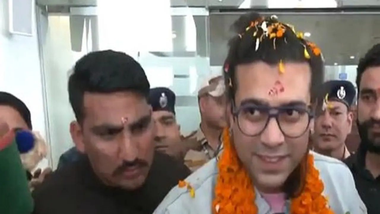 Jubin Nautiyal receives grand welcome at Dehradun airport after his big IIFA win Jubin Nautiyal receives grand welcome at Dehradun airport after his big IIFA win