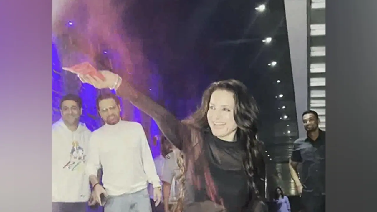 Ameesha Patel celebrates holi in Bandra with paparazzi: Check out colorful pics