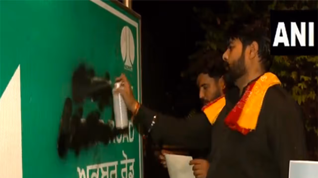 Delhi: 3 men deface signboard of 'Akbar Road', paste Maharana Pratap's posters over it (WATCH)