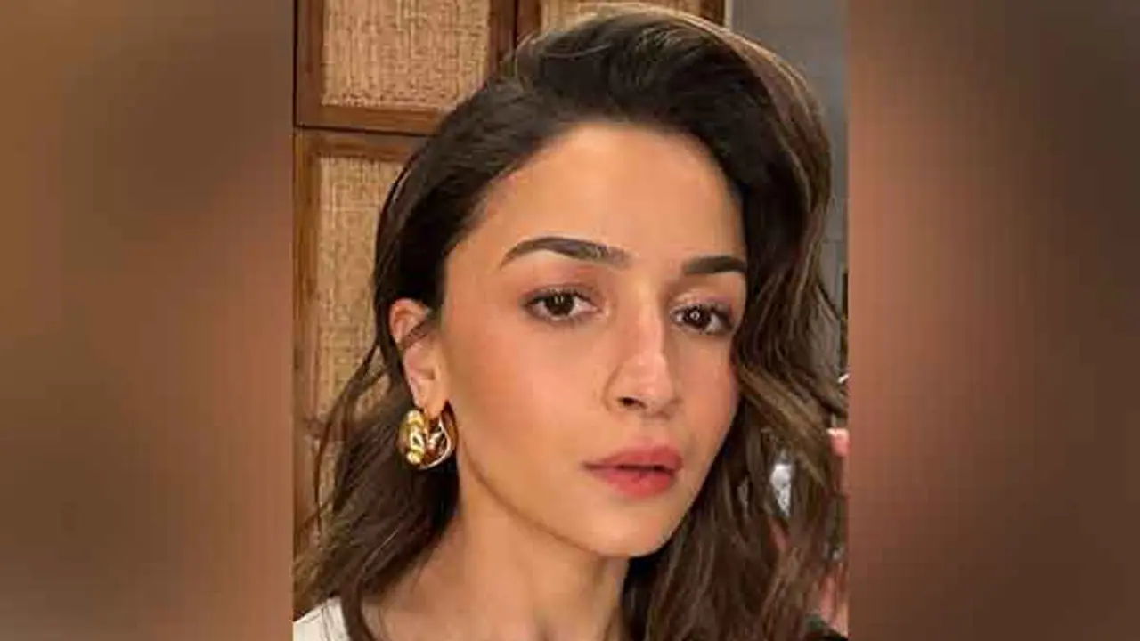 Alia Bhatt's March Photo dump is all about 'Love and War' and sisterhood; See PHOTOS Alia Bhatt's March Photo dump is all about 'Love and War' and sisterhood; See PHOTOS