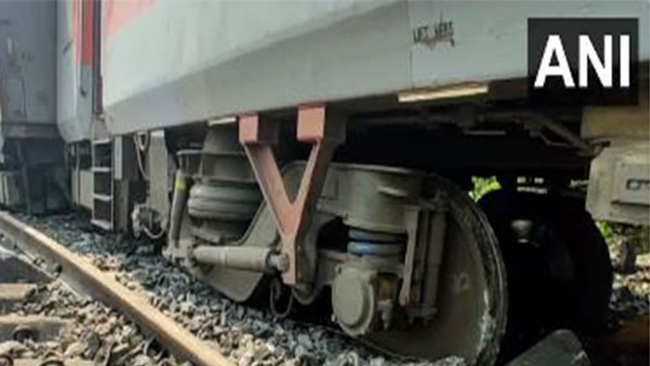 பெங்களூரு எக்ஸ்பிரஸ் ரயில் தடம் புரண்டு விபத்து! ஒருவர் பலி! 8 பேர் காயம்! 