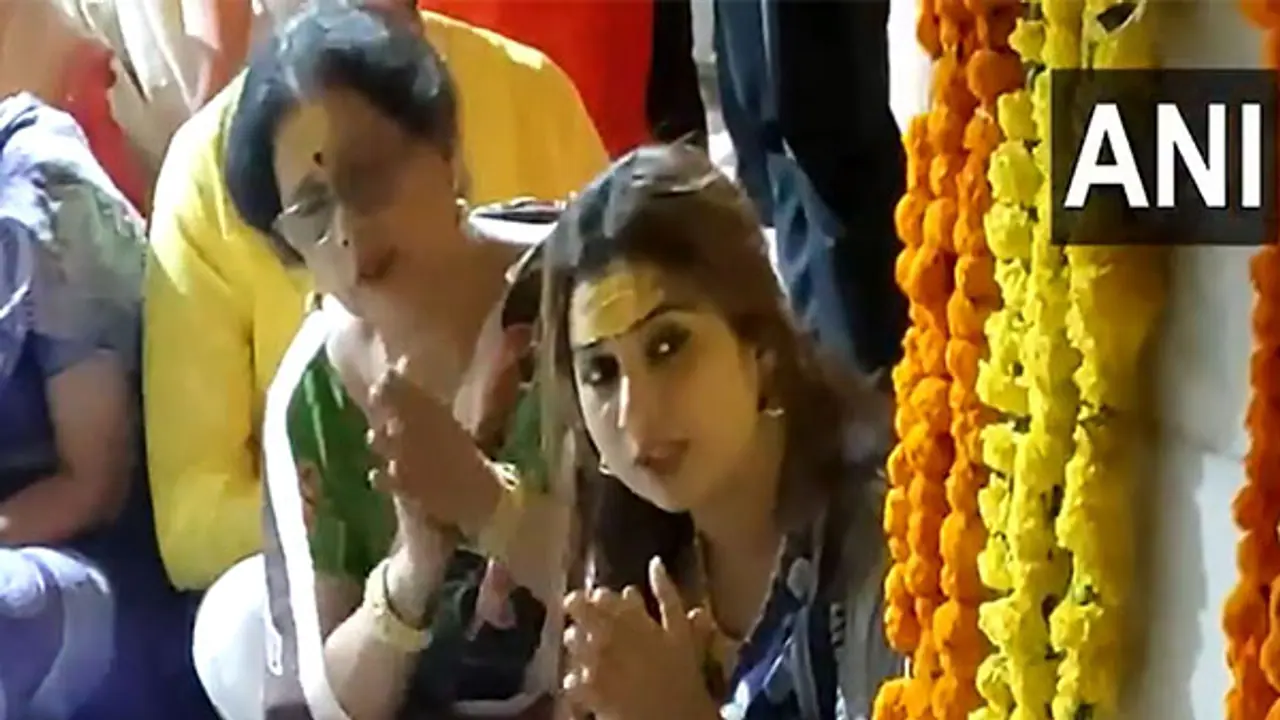 Shreya Ghoshal pays visit to Mahakaleshwar Temple in Ujjain, offers heartfelt prayers [PHOTOS]