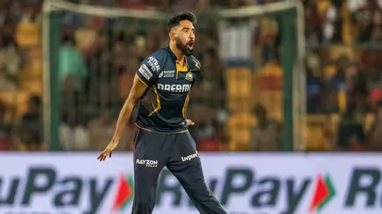 സണ്റൈസേഴ്സിനെ സിറാജ് ഒന്ന് കുടഞ്ഞതാ; നാല് വിക്കറ്റുമായി പുതിയ ഐപിഎല് റെക്കോര്ഡ് സണ്റൈസേഴ്സിനെ സിറാജ് ഒന്ന് കുടഞ്ഞതാ; നാല് വിക്കറ്റുമായി പുതിയ ഐപിഎല് റെക്കോര്ഡ്