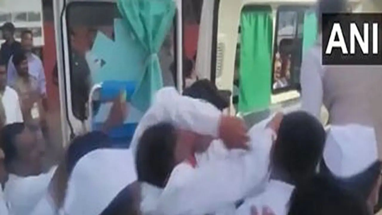 மாநாட்டில் திடீரென்று மயங்கி விழுந்த காங்கிரஸ் தலைவர் ப சிதம்பரம் – மருத்துவமனையில் அனுமதி! மாநாட்டில் திடீரென்று மயங்கி விழுந்த காங்கிரஸ் தலைவர் ப சிதம்பரம் – மருத்துவமனையில் அனுமதி!