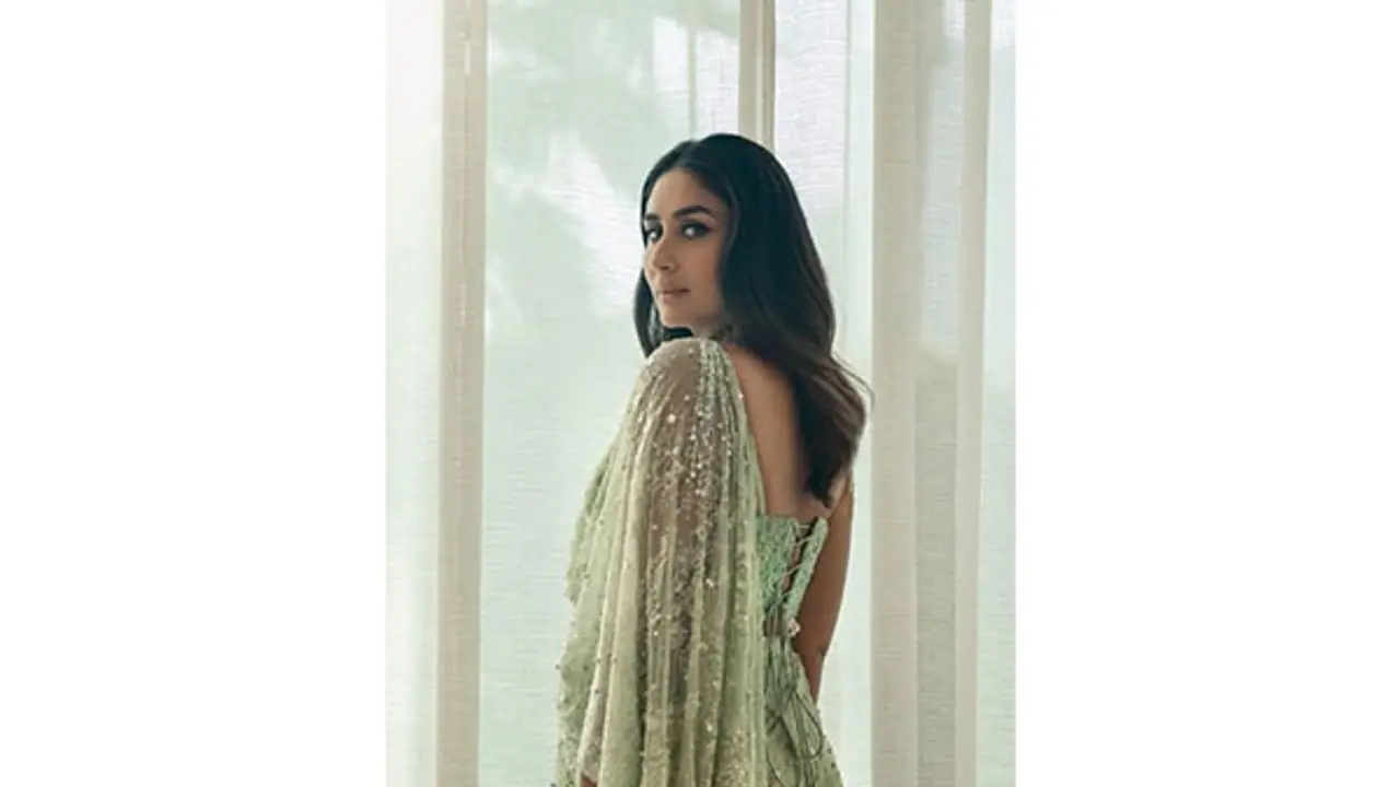 Kareena Kapoor Khan lights up Dubai event with iconic ‘Chammak Challo’ performance [WATCH]