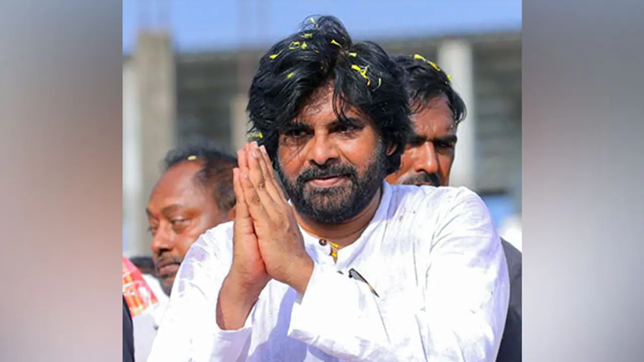 2025ലും ചെരിപ്പ് വാങ്ങാനാകാതെ ഗ്രാമവാസികള്, കണ്ണുനിറഞ്ഞ് പവന് കല്യാണ്, മുഴുവനാളുകള്ക്കും ചെരിപ്പ് നല്കി 2025ലും ചെരിപ്പ് വാങ്ങാനാകാതെ ഗ്രാമവാസികള്, കണ്ണുനിറഞ്ഞ് പവന് കല്യാണ്, മുഴുവനാളുകള്ക്കും ചെരിപ്പ് നല്കി